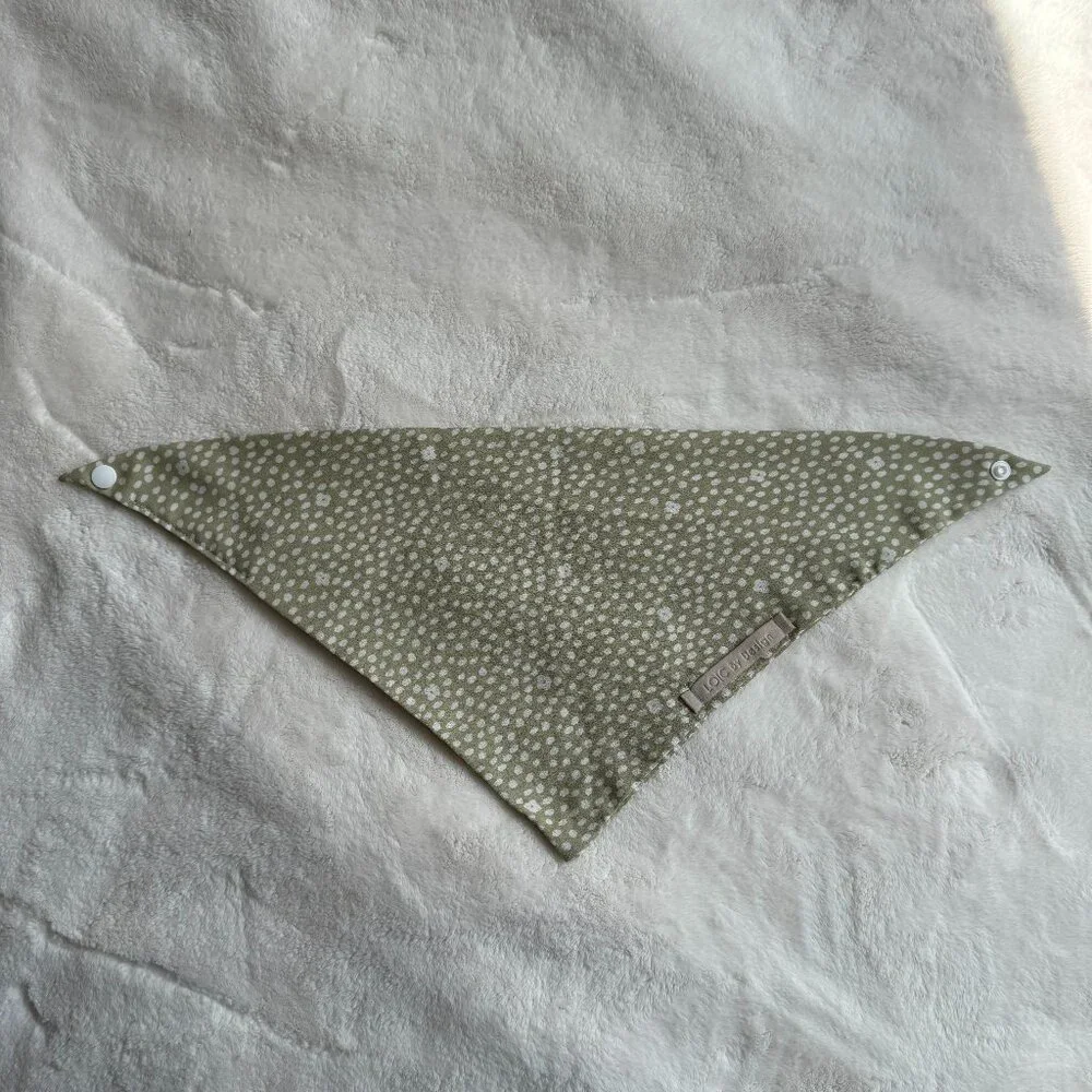 NWT Loic by Design Ditsy Daisy Floral Dog Bandana, Taupe + White, Size Medium